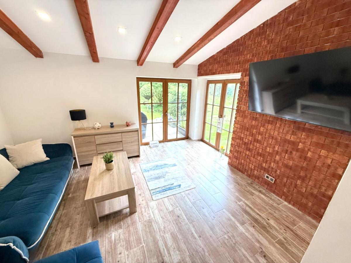 Horský dům pod přehradou u sjezdovky a potůčka v horách - B&B Český Jiřetín