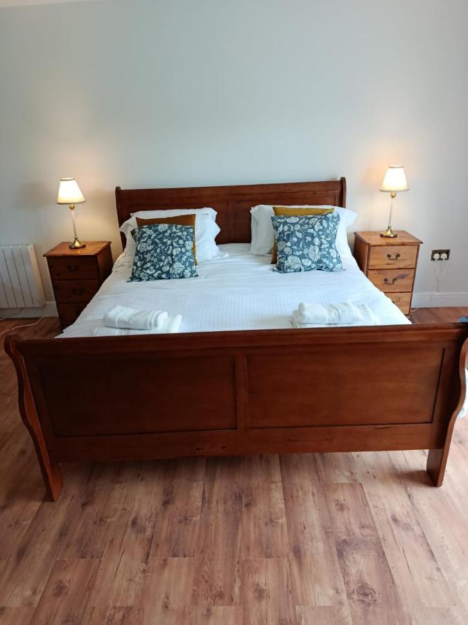Zimmer mit Kingsize-Bett und Gartenblick. 