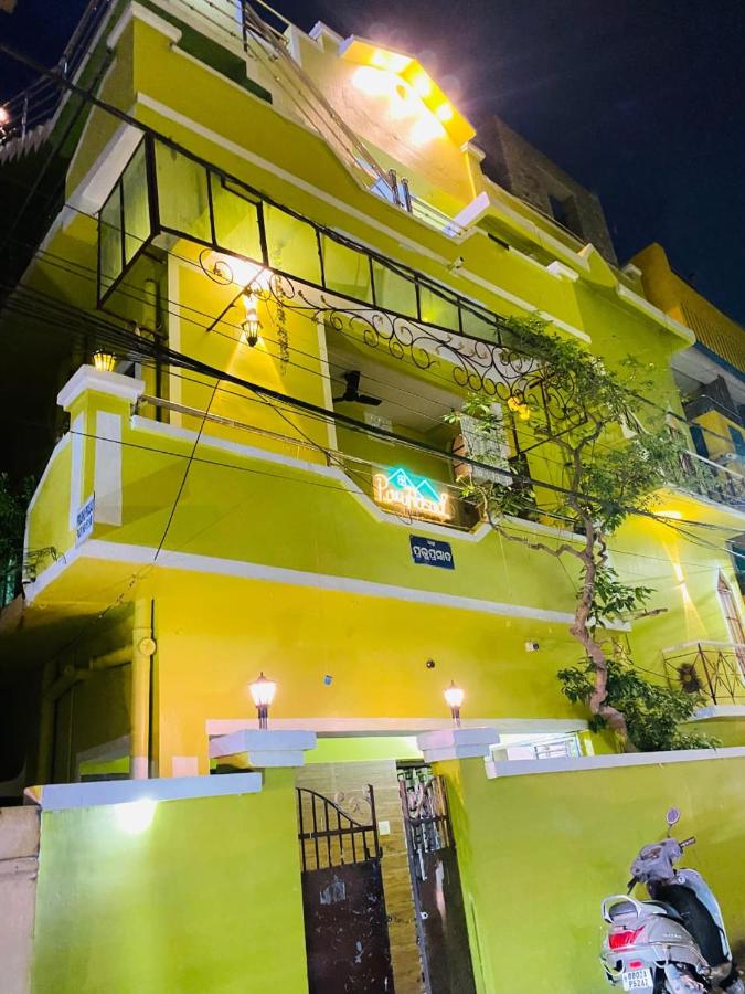 Pravuprasad guesthouse budget room near railway station - B&B