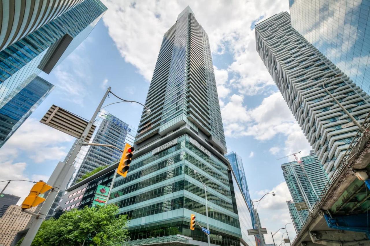 Downtown 2BR condo with city views and free parking - B&B Toronto