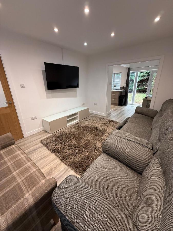3 Bed Home From Home Contractor & Family Stay DY5 - B&B
