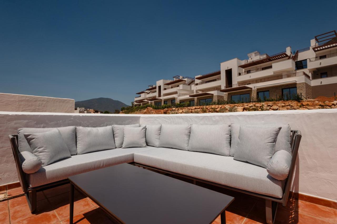 Modern Penthouse with Private Jacuzzi, Panoramic Sea and Lake Views - 8 min to Puente Romano - B&B Istán