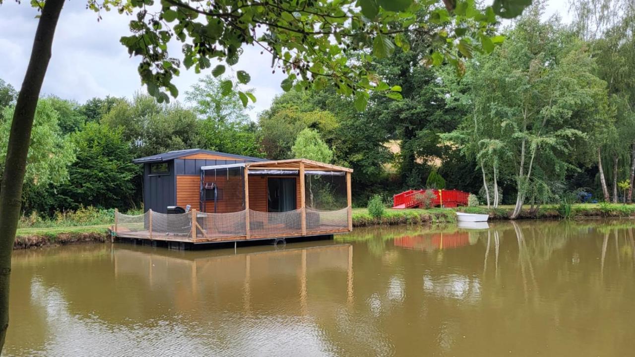 Chalet sur l'eau dans un cadre idyllique - Bed and Breakfast Nesmy