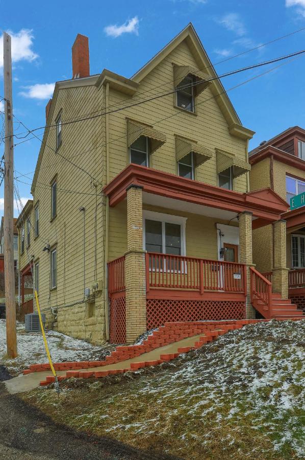 Modern and Spacious Four Bedroom House in Pittsburgh with Parking - B&B