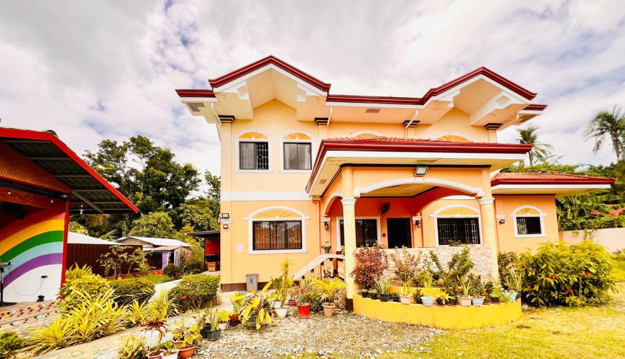 Chateau La Princesa with cozy garden & bar - B&B Puerto Princesa