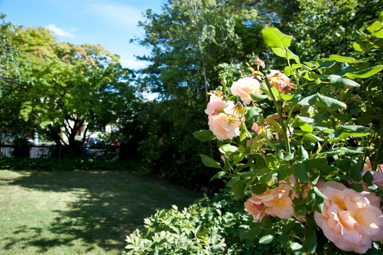 Camera Matrimoniale con Bagno in Comune 