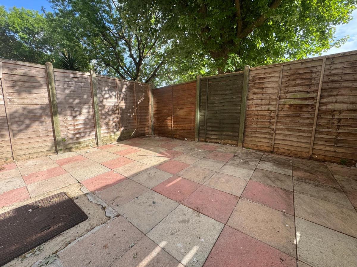 Cosy 2BR with garden 6 mins to Edmonton Green Station - B&B Ponders End