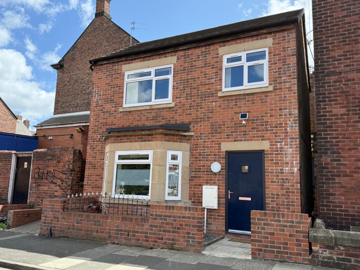 Pool Table 1-Bedroom House, near City Centre and Public Transport, Dog Friendly, Sleeps 5, Free Parking - Bed and Breakfast Heaton