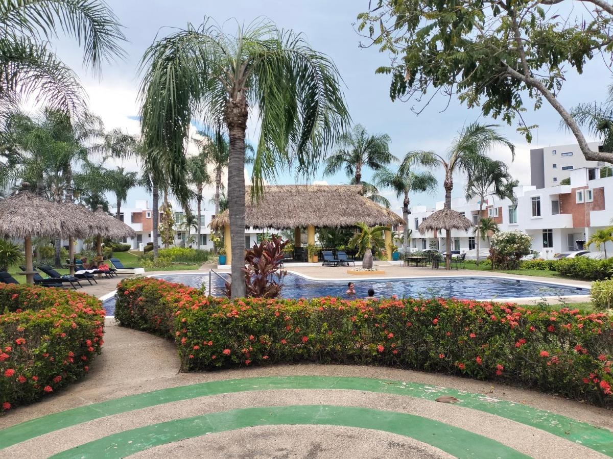 Coral House on the Coast with Pool - B&B Bucerías