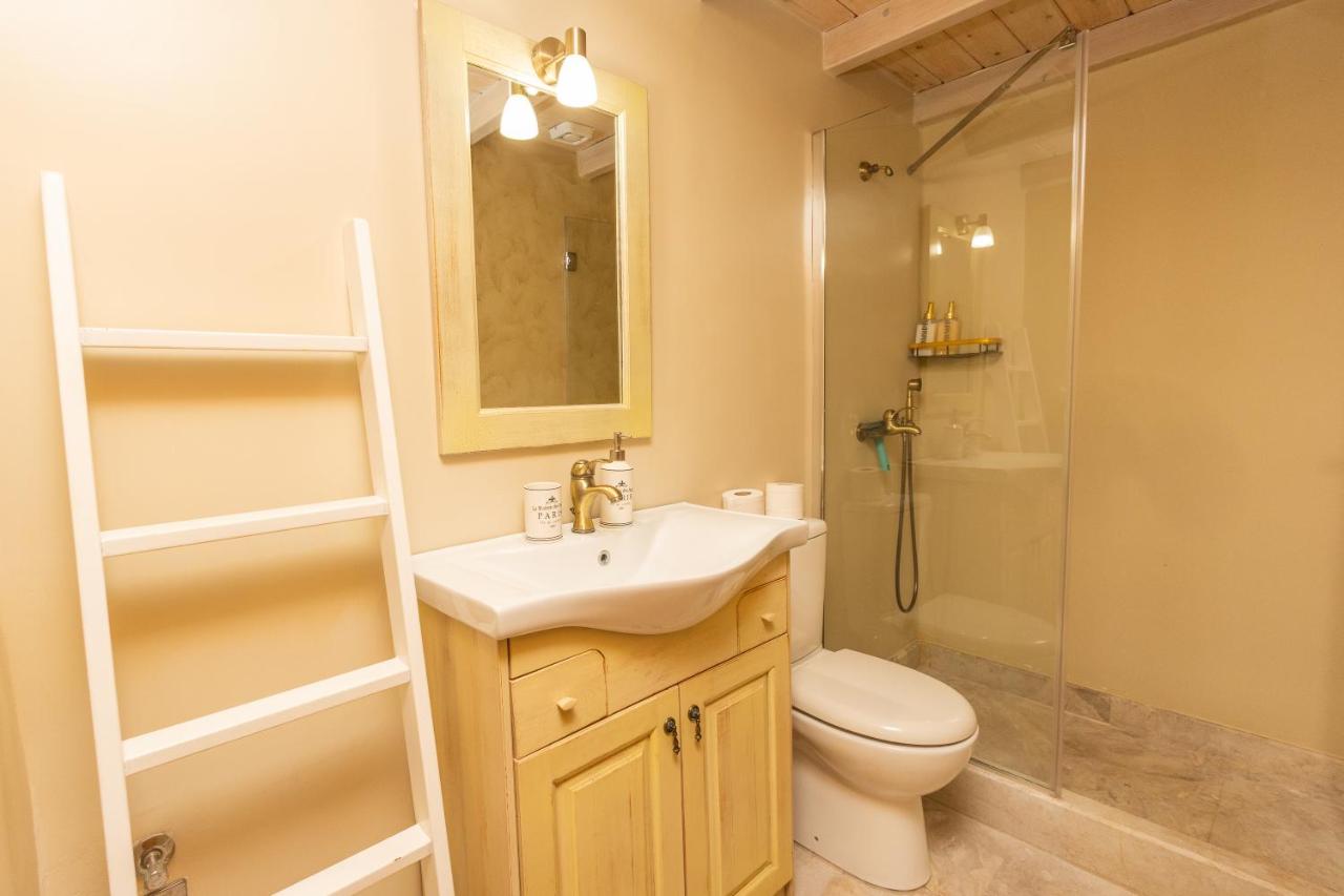 Cheerful 3 bedroom cottage with indoor fireplace - Chambres d’hôtes Avgón
