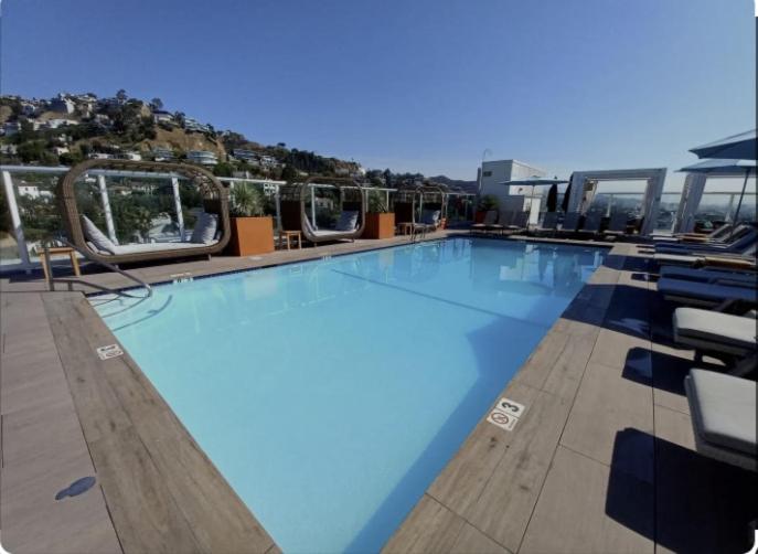 Modern Hollywood Apt Rooftop Pool & Skyline Views - Bed and Breakfast Los Angeles