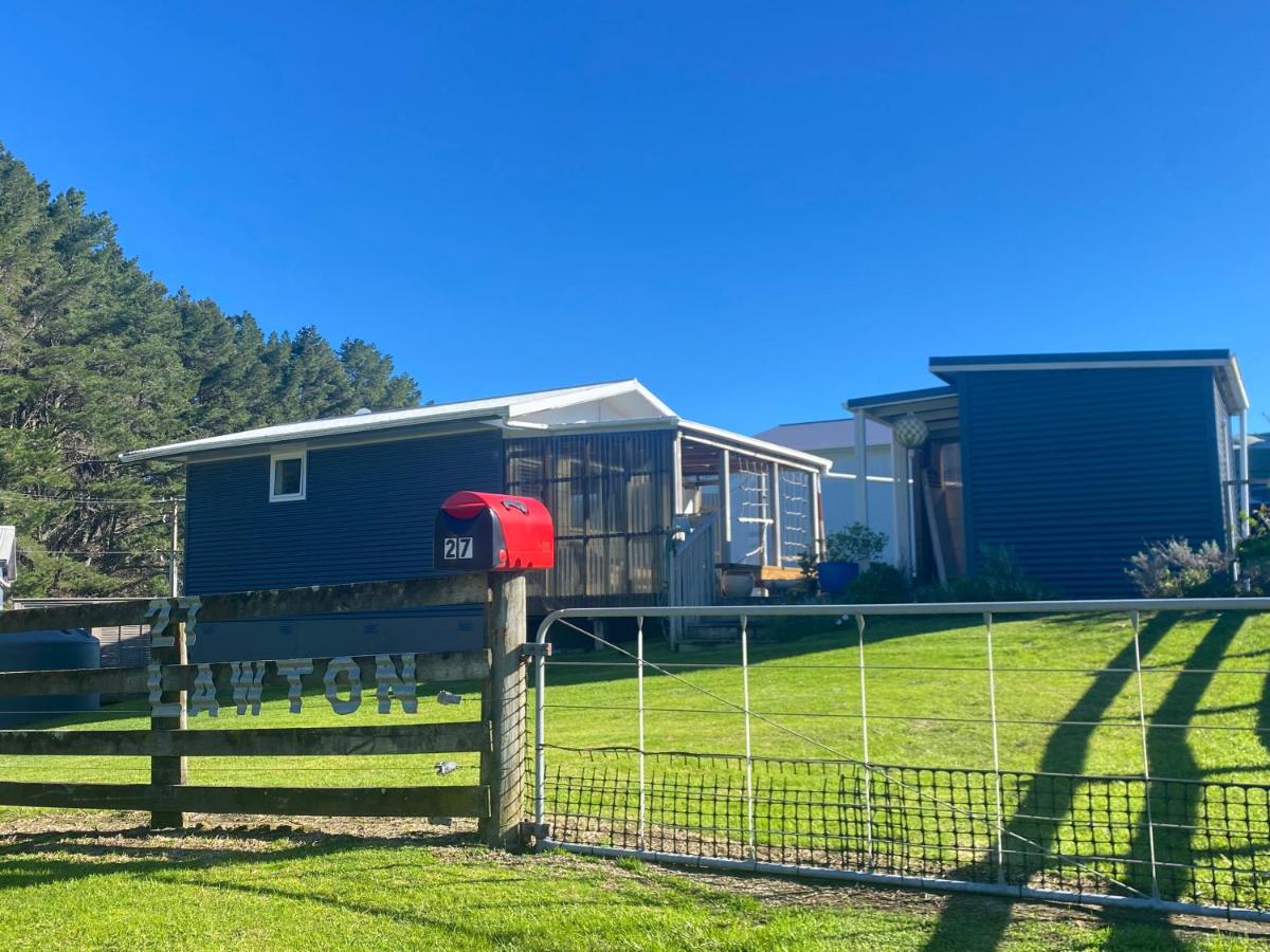 Cosy Aotea Harbour Cottage - water views - B&B