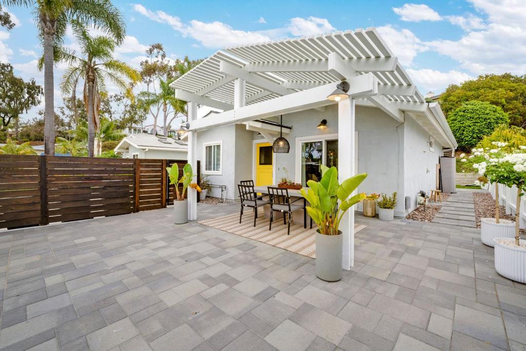Yellow Door Beach House close to Moonlight Beach and LEGO Land - B&B