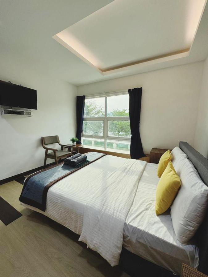 Deluxe Queen Room