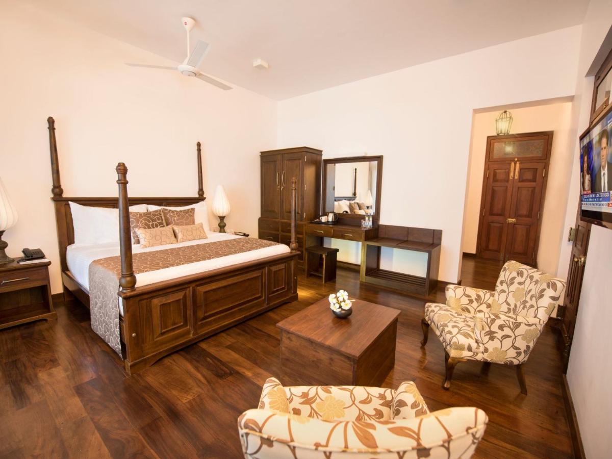 Chambre Lit King-Size - Vue sur Piscine