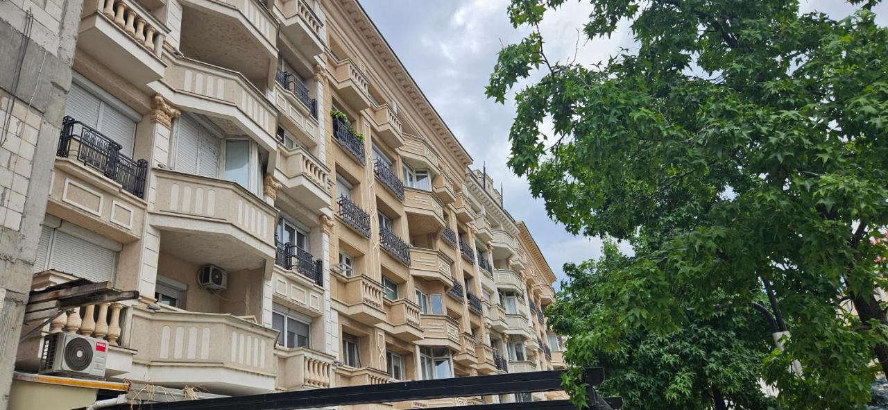 Ira's Square Apartment with Free Parking - Chambres d’hôtes Skopje