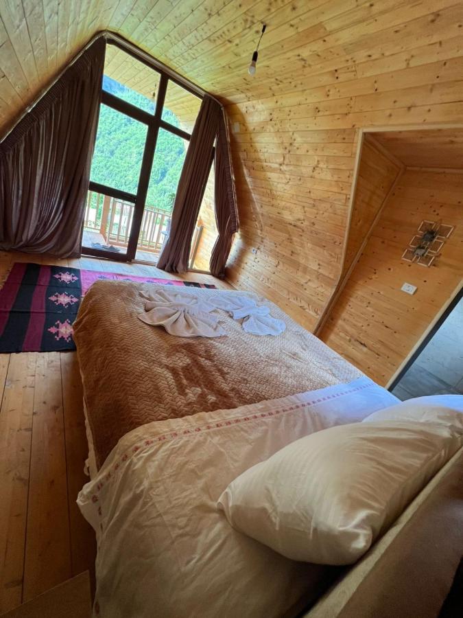 Kamer met Kingsize Bed en Uitzicht op de Bergen