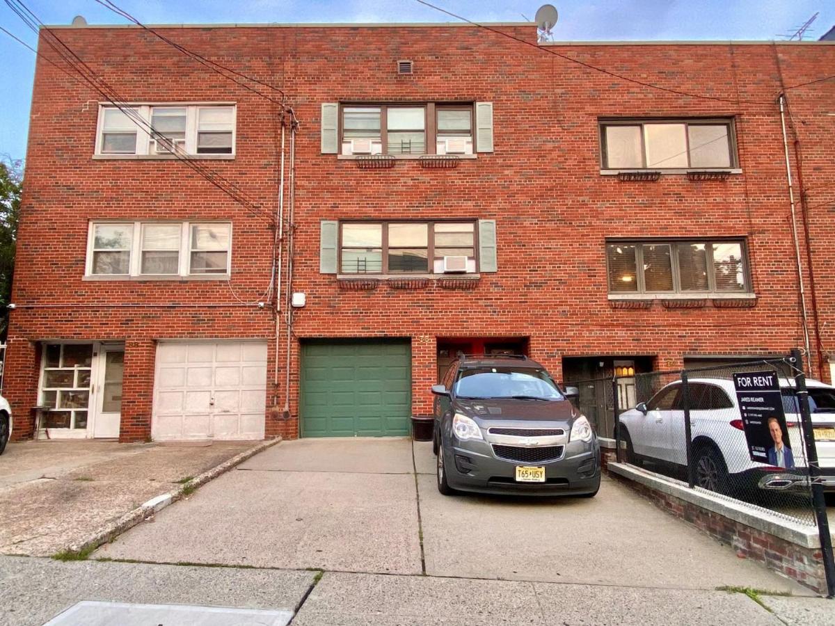 Comfortable home close to Manhattan,Wall St & more - Bed and Breakfast Jersey City