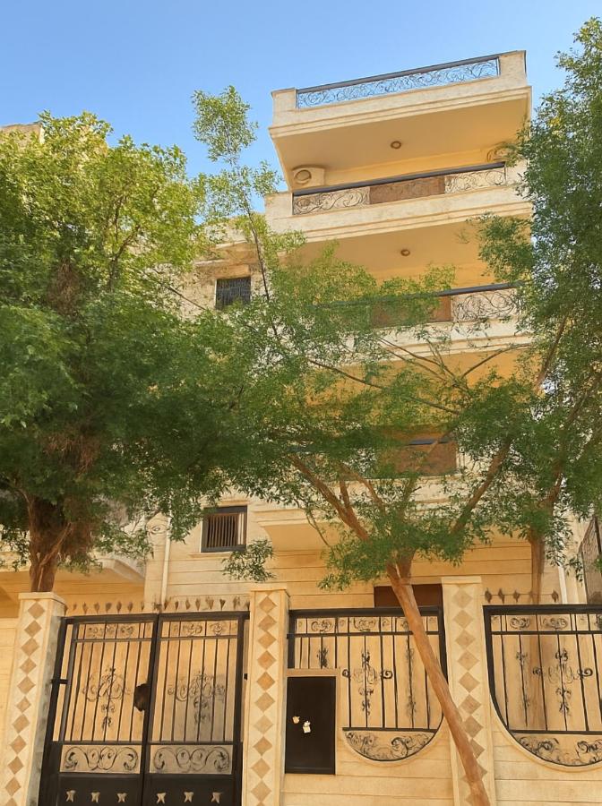 3BR Apartment Near Cairo Airport Cozy Bright - Chambres d’hôtes Abū Şīr