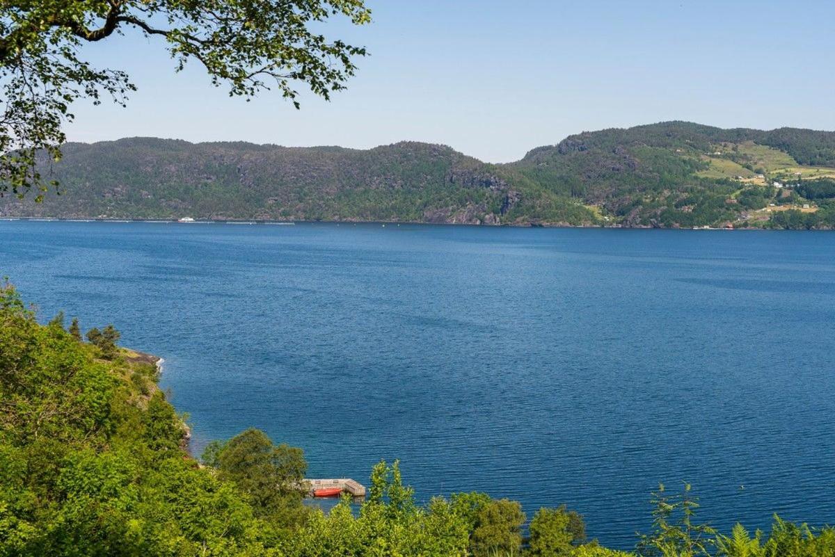 Nice House by the Sea with private beach and jetty - B&B Hjelmeland