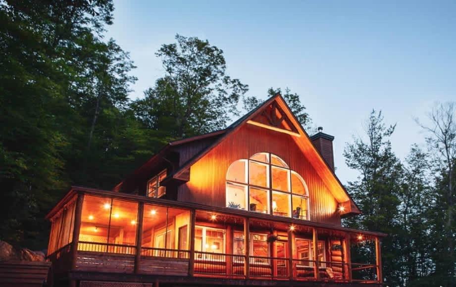 Spa & Outdoor Pool - Montagnard des Pays-d'en-Haut - B&B Sainte-Adèle