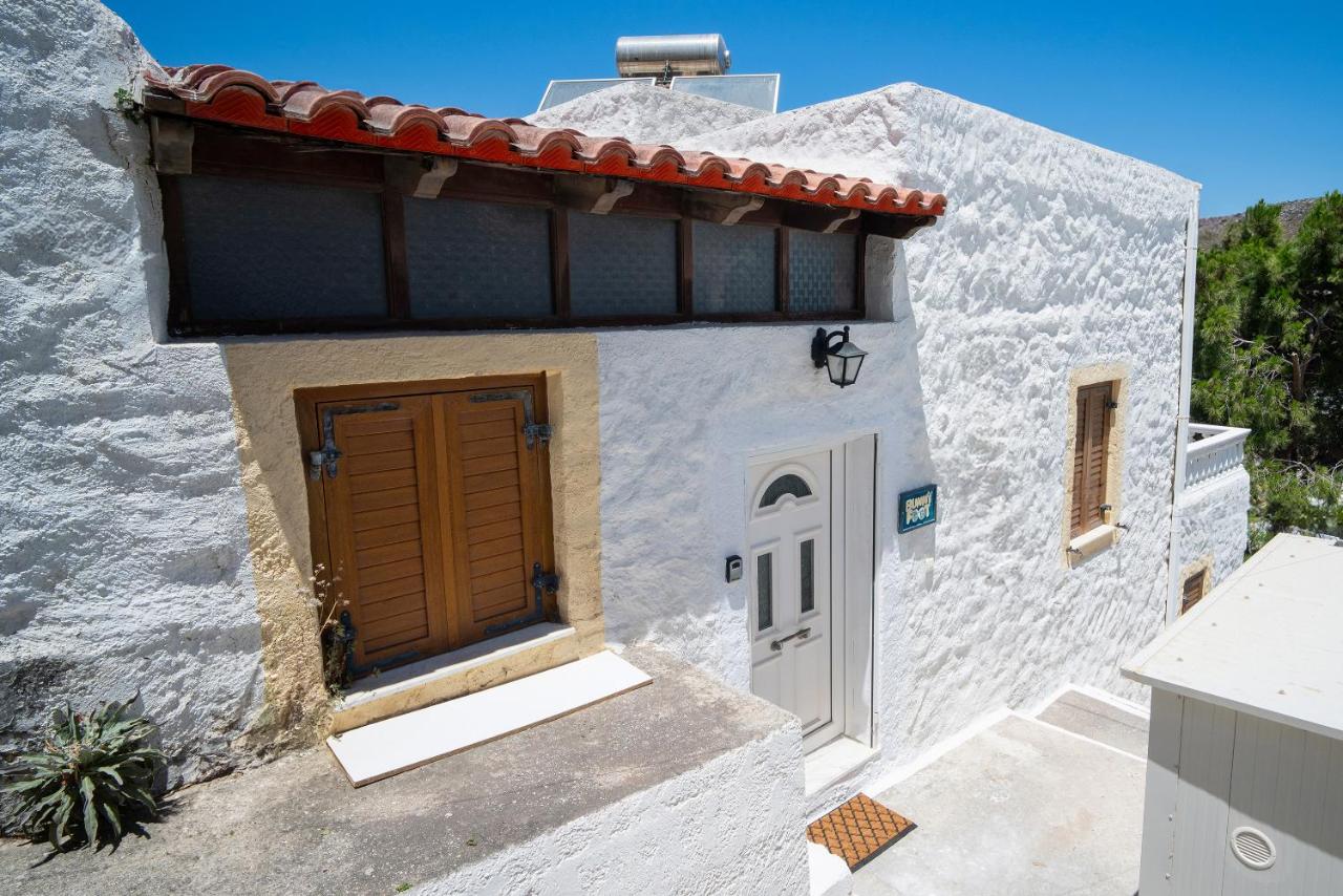 BunnyFoot: Country house of 135 sqm in Leros. - Bed and Breakfast Pentéli