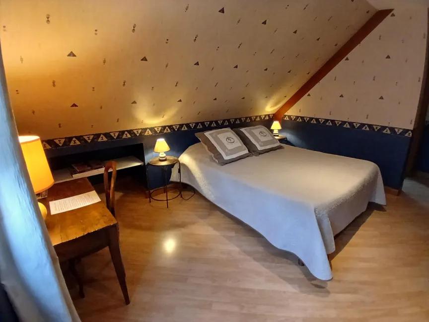 Zimmer mit Kingsize-Bett