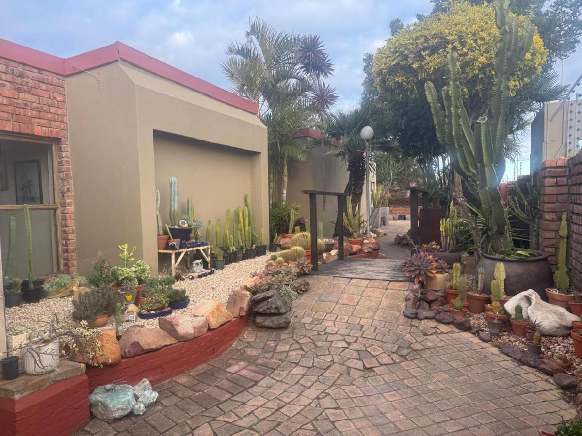 A La Martha's Air-Port Guest House - B&B