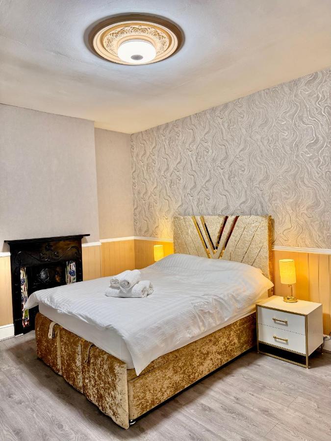 Full Home in Moss Bank near Cheetham Hill - B&B