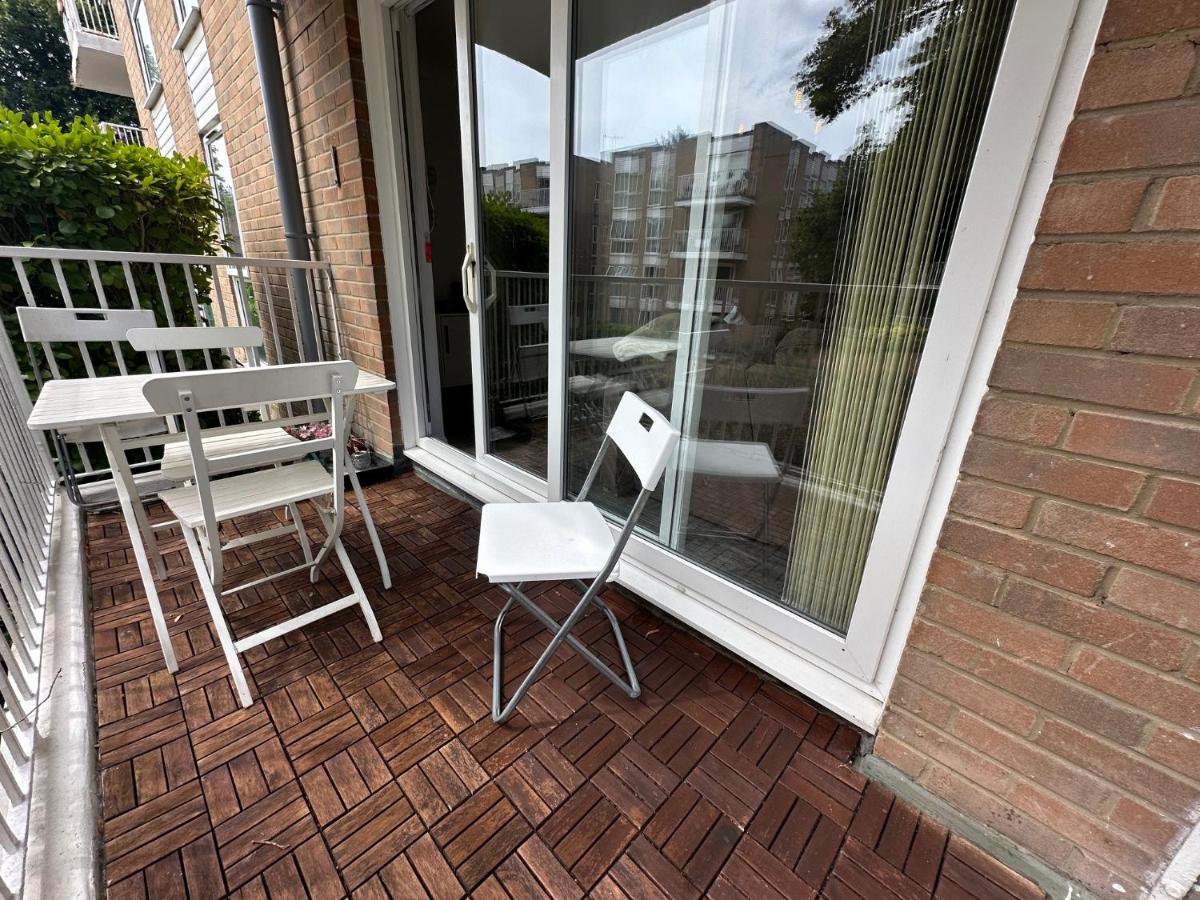 Charming Two Bedroom Apartment Near Beach, Town and Meyrick Park - Free Parking - Fast WiFi - B&B