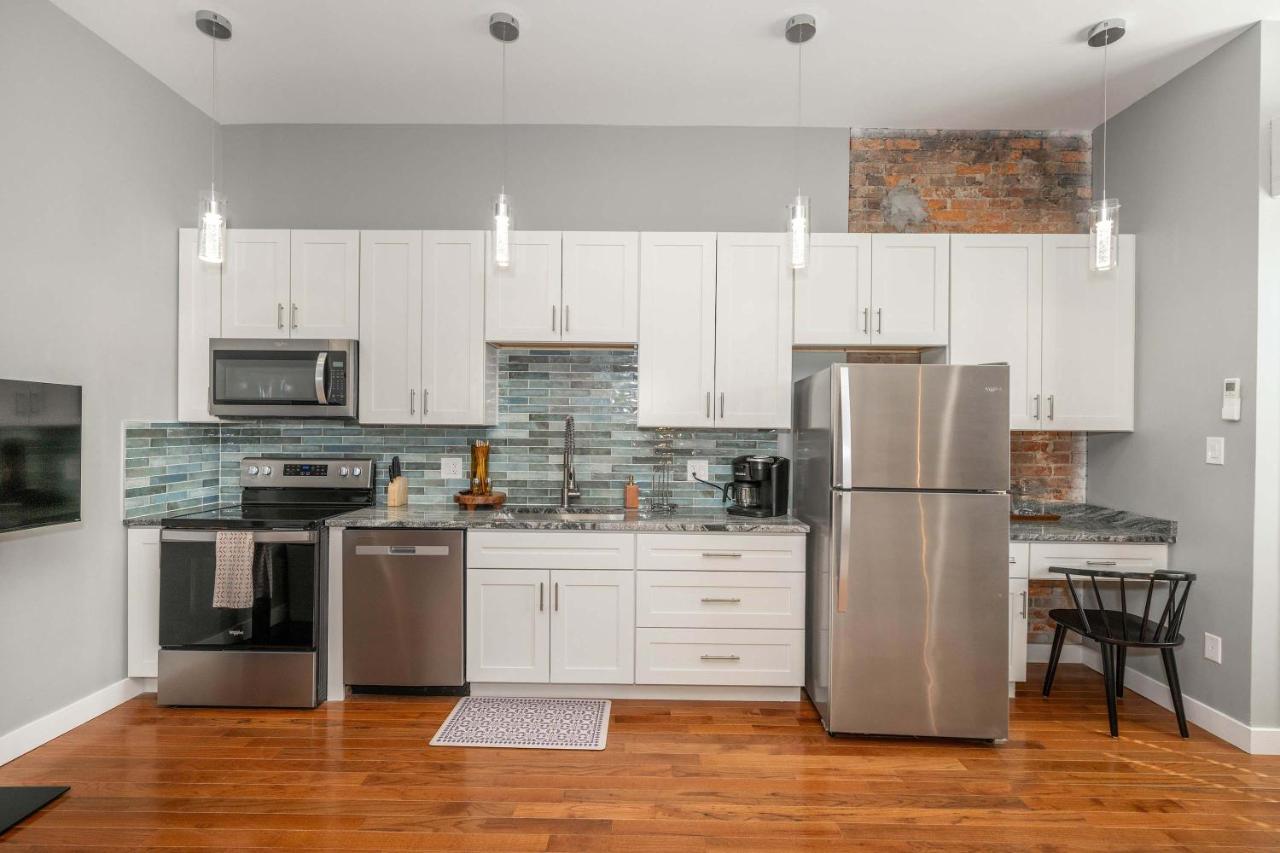 Findlay Market Studio, King Bed and Historic Brick - B&B Cincinnati