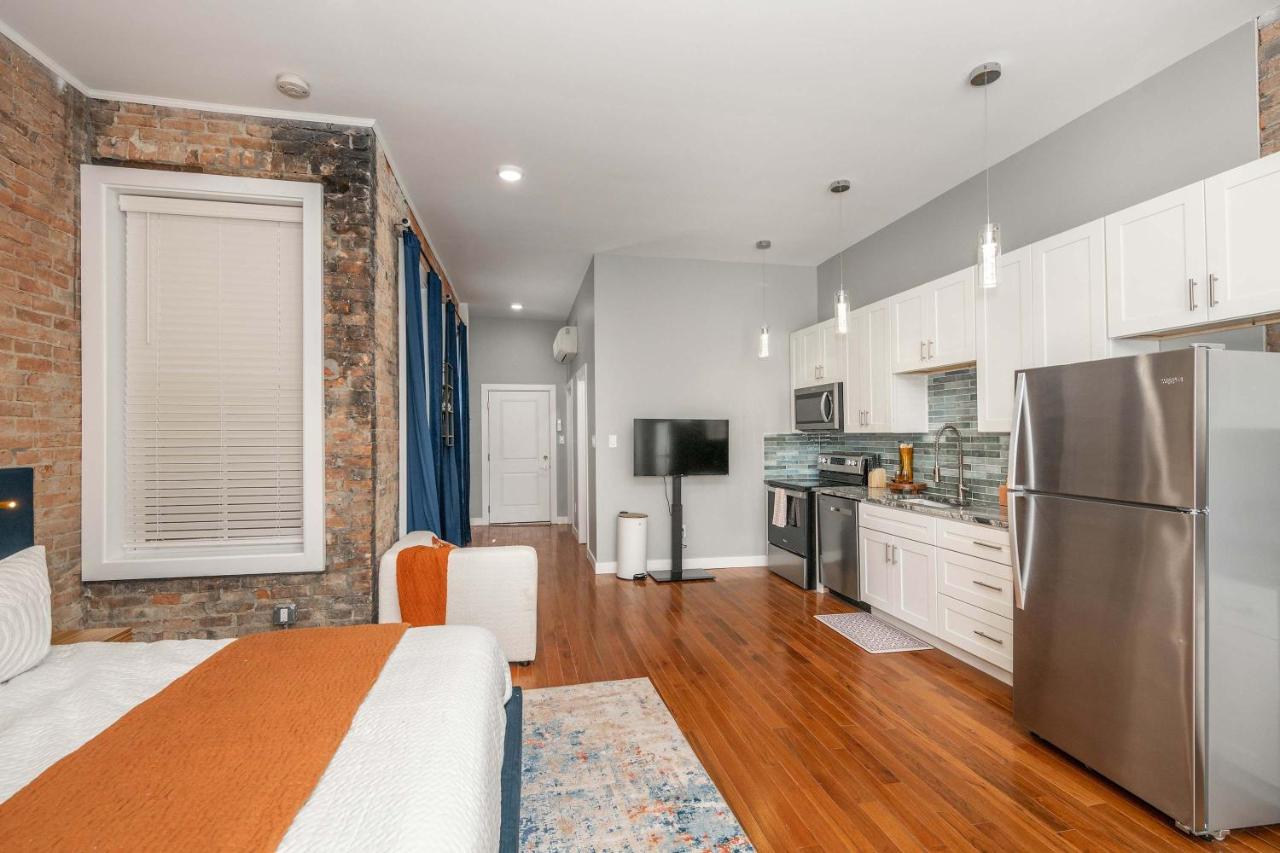 Findlay Market Studio, King Bed and Historic Brick - B&B Cincinnati