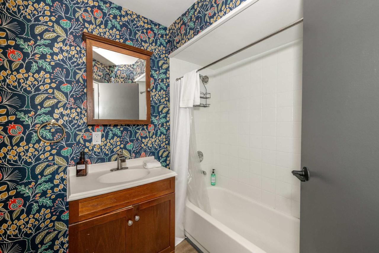 Mansfield Retreat - A Chic Downtown Experience - B&B Cincinnati