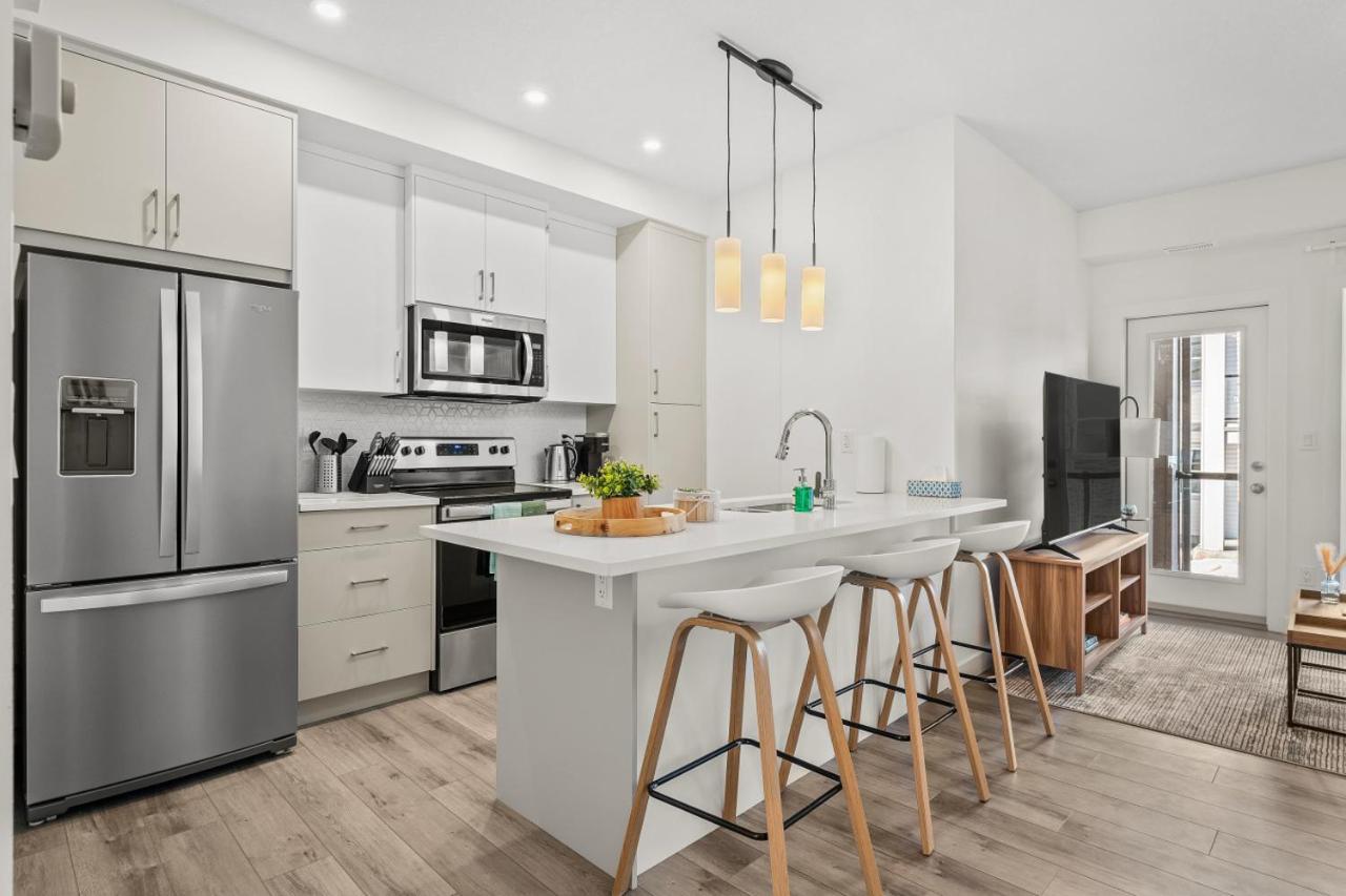 Full Townhouse Cozy Guest Favorite Garage Parking Aspen Neighbourhood - Chambres d'hôtes Calgary