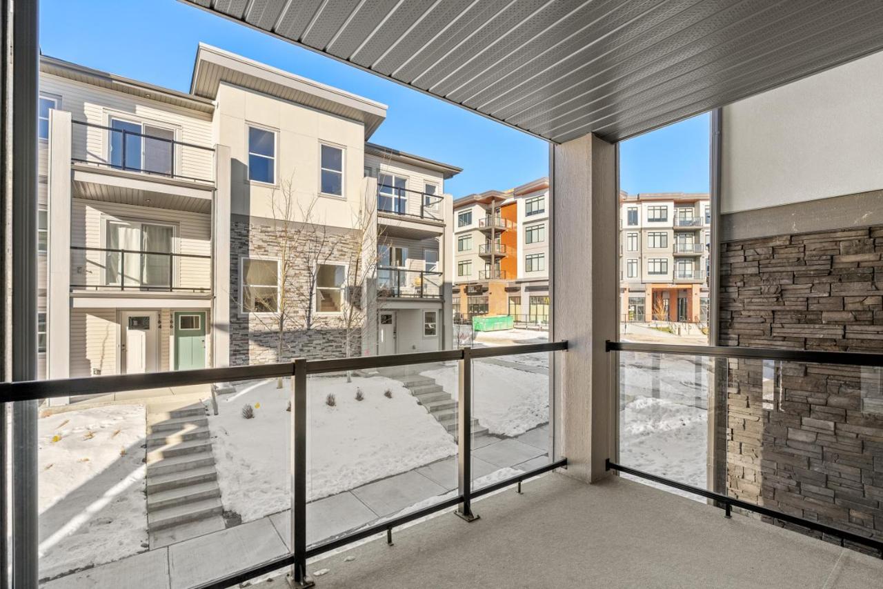 Springbank Hill 1BR Townhouse near WinSport – King Bed, Garage, Workspace, Balcony - B&B Calgary