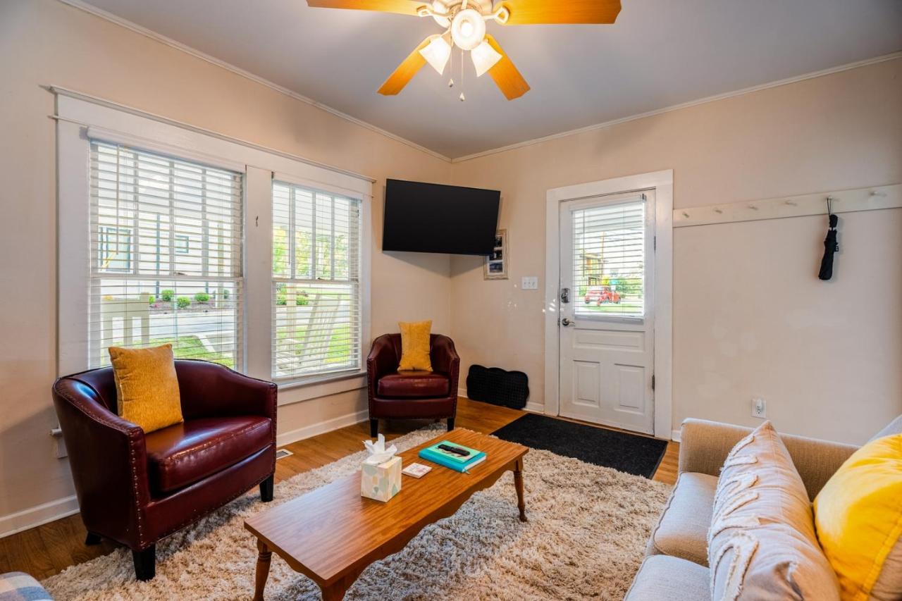 Historic 2BR • Walk to Dining • Porch Yard - B&B Cary