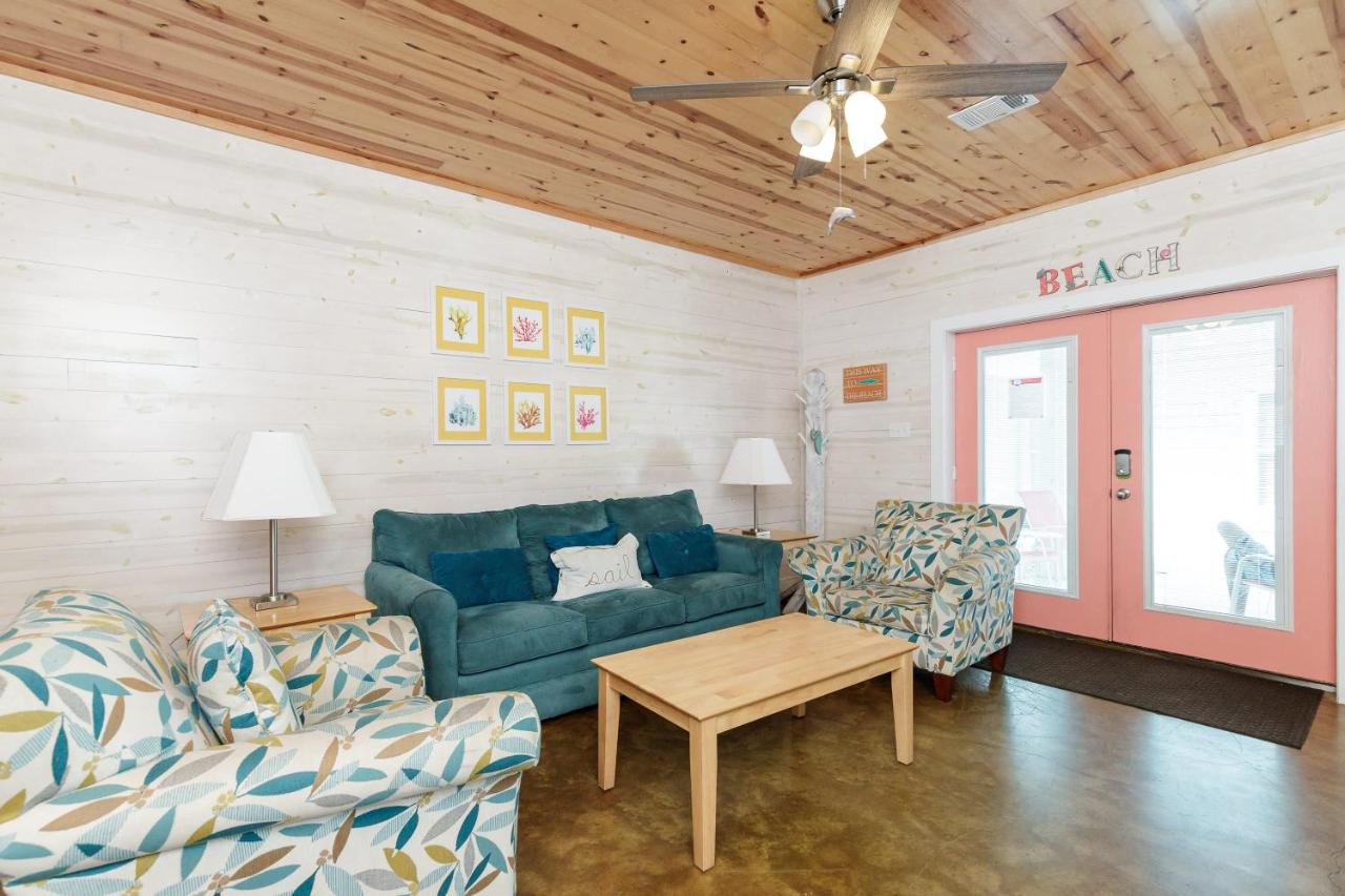 Resort Pool & Pet Friendly - Sleeps 9 - Bed and Breakfast Port Aransas