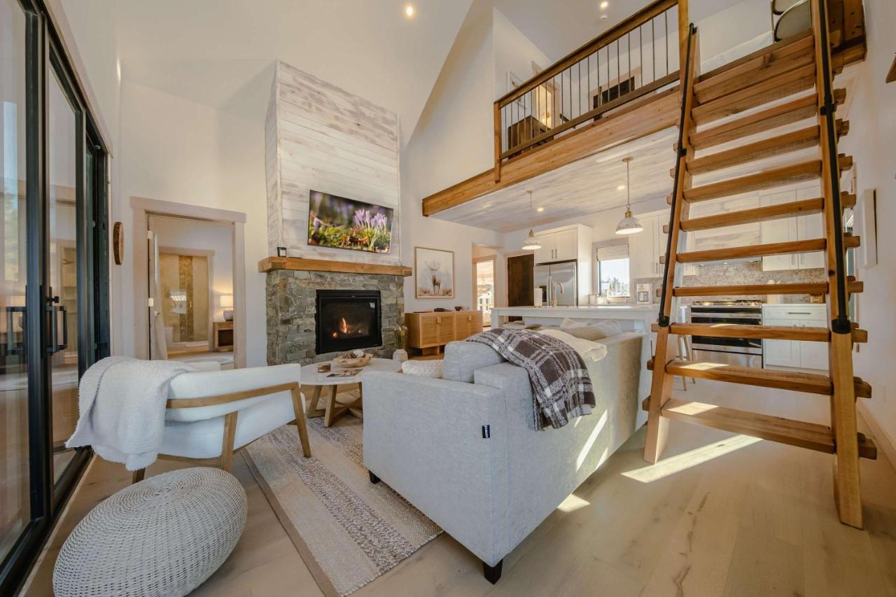 Wilderness Club Nest - Modern Cabin Retreat for 9 with Hot Tub - B&B