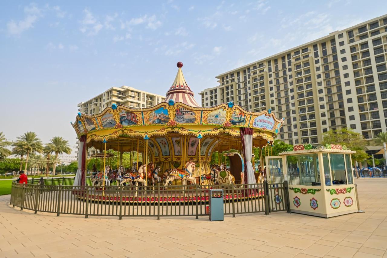 GV Holiday Homes DXB - Cozy 2BR Apartment in Town Square Dubai - B&B Dubai