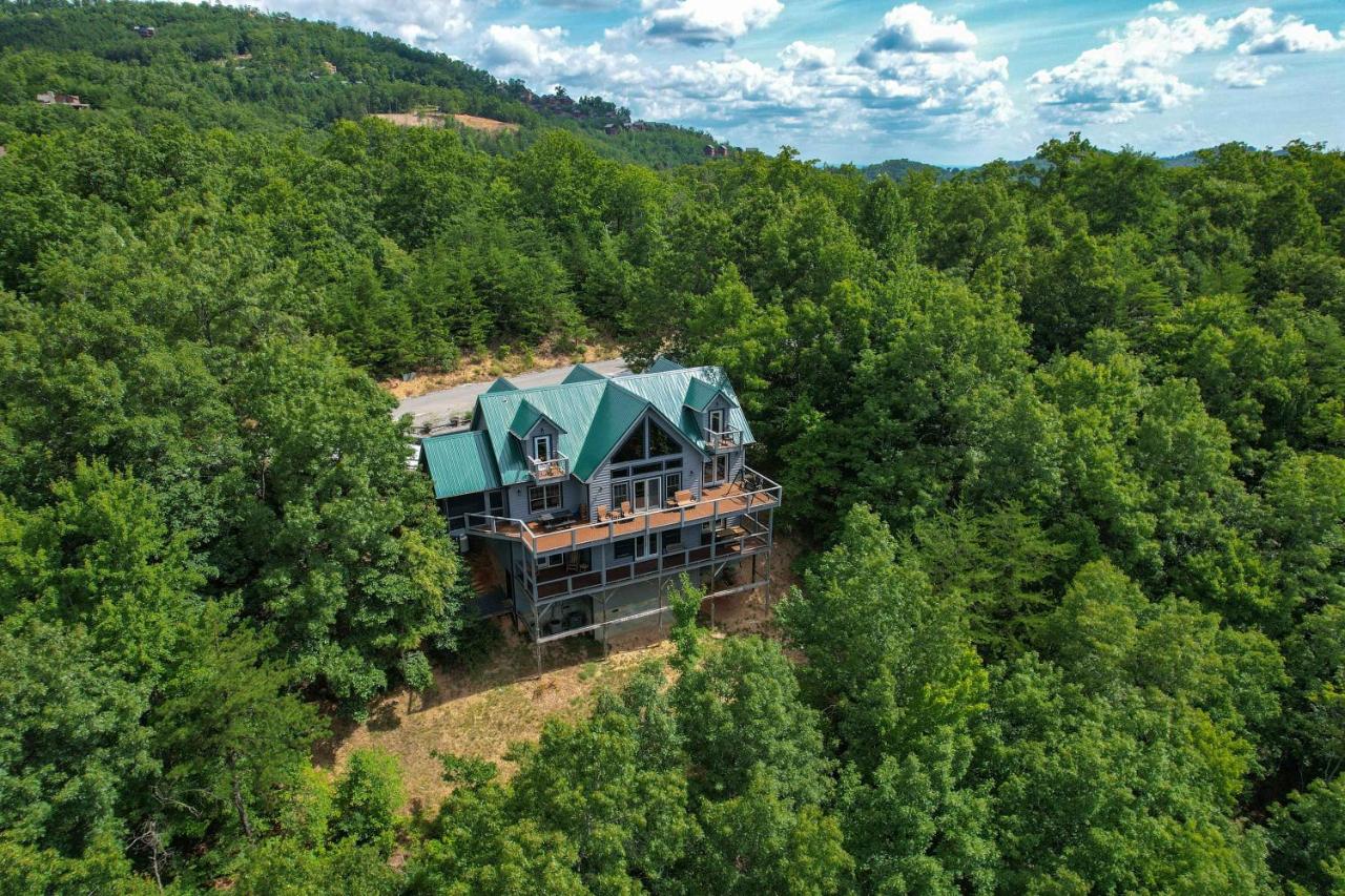 Cabin with Mountain Views Hot Tub & Game Room - B&B Sevierville