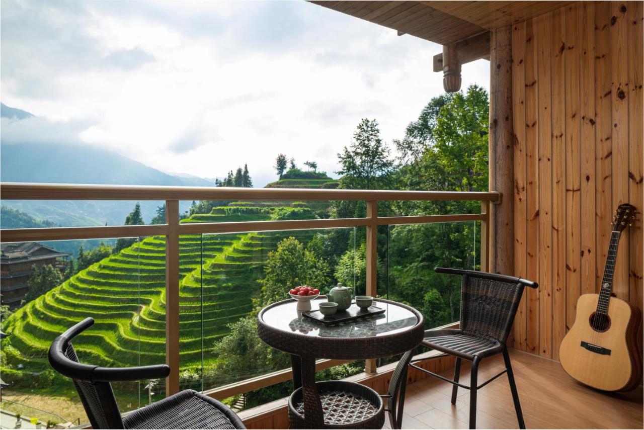 Habitación con cama extragrande y vistas a la montaña