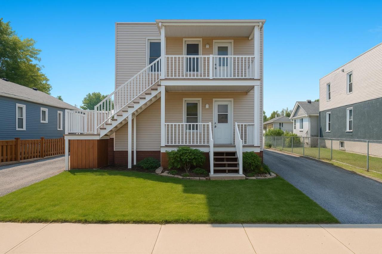 Escapade Familiale - décorée avec amour -Jardin privé bbq, accès facile et autonome, parking gratuit - intimité -Netflix- Maison adorée par les voyageurs-Dispo limitée - B&B Saint-Jean-sur-Richelieu
