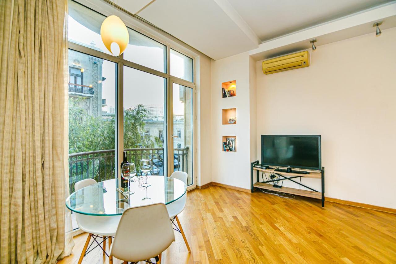 Old Town Apartment with FREE Airport Shuttle - B&B Bakú