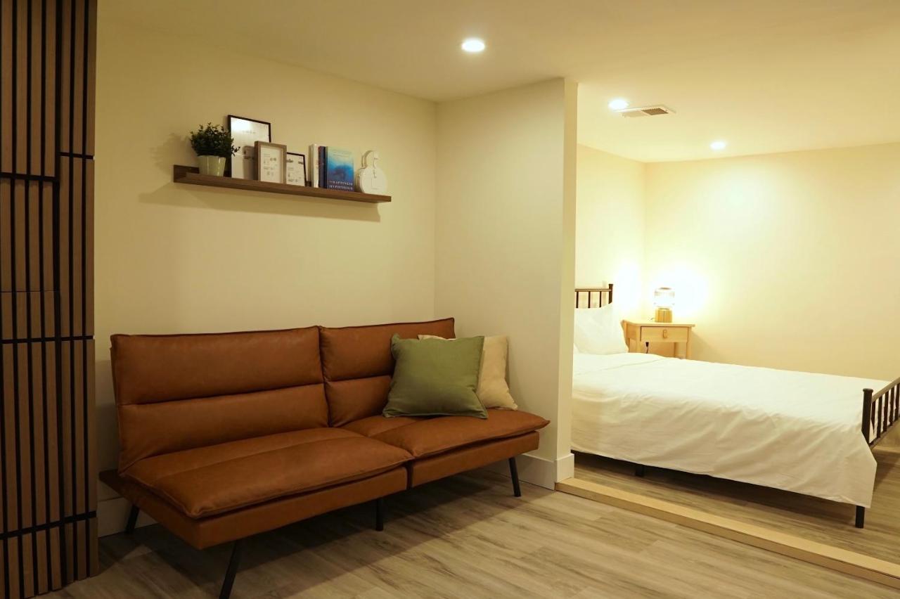 ION House - near shopping and Kennedy subway - B&B