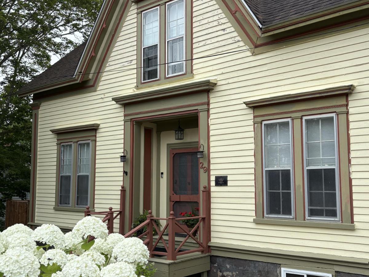 Downtown Digby-Harborview Heritage House 1838-King Suite - Bed and Breakfast Digby