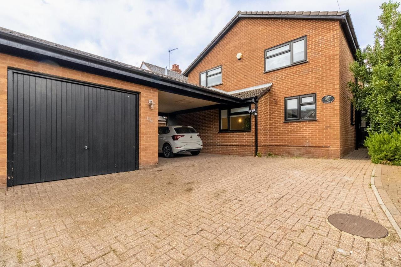 Stunning 4-bed Home in Milton Keynes by Renzo, Swimming Pool, Games Room! - B&B