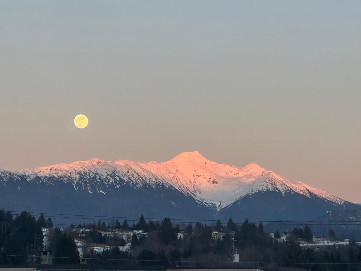 Beautiful home near City centre! - B&B Kitimat