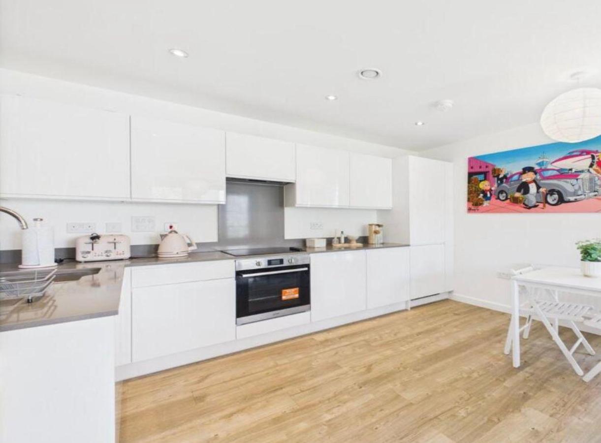 Modern 2-Bed Apartment in Longcross with Balcony & Parking - B&B Longcross