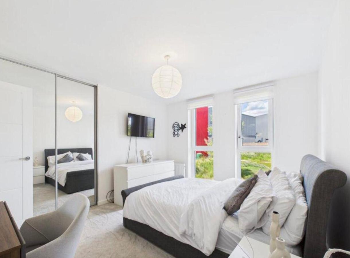 Modern 2-Bed Apartment in Longcross with Balcony & Parking - Chambres d’hôtes Sunningdale