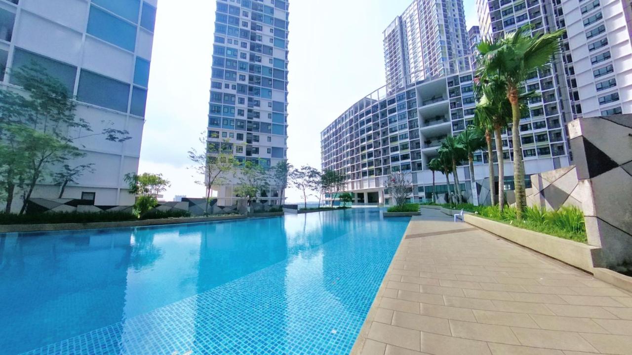2-5pax 1R1B PREMIUM SUITE, Opposite i-City Shopping Mall, FREE WIFI 55" Smart TV - Chambres d'hôtes Shah Alam